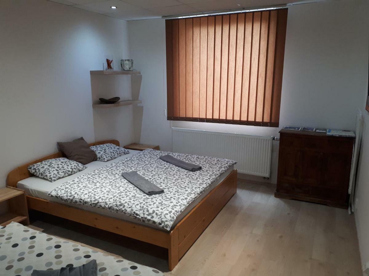 Utulny Apartman V Bratislava 6 Екстер'єр фото